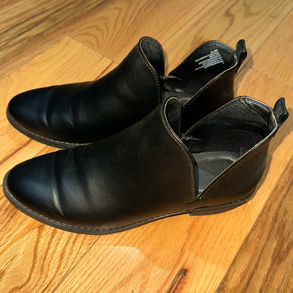 Universal Thread ankle boots with open slit on the sides.